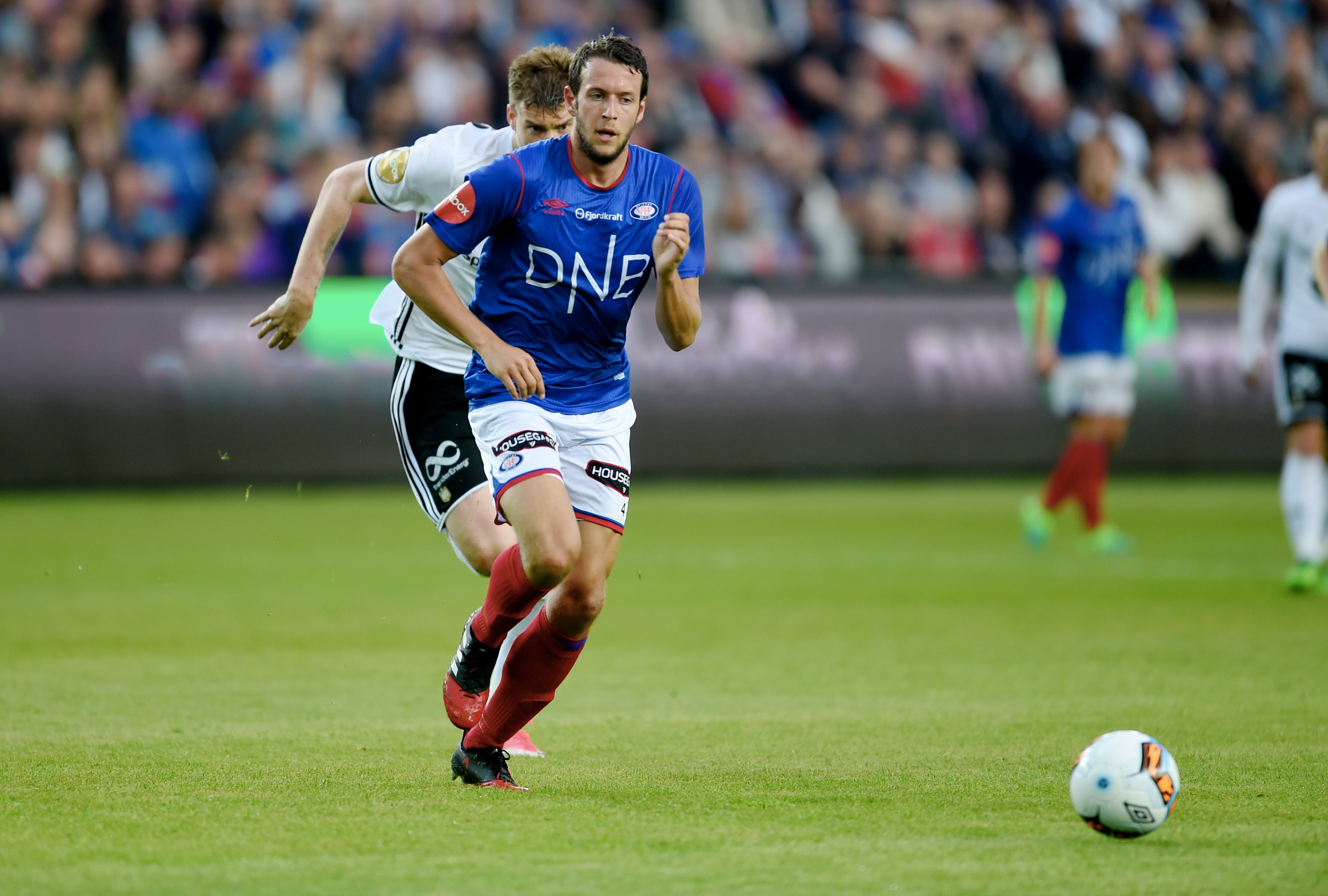 - Begge er fra en slags fiskelandsby